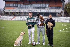 GEST ŽELEZNIČARA NA KOJI NIKO NIJE OSTAO IMUN: Fudbaleri došli sa svojim ljubimcima, pa ostavili sve bez teksta!