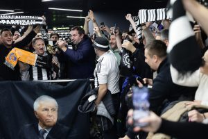 VIĐENA SAMO DVA POMOĆNA TRENRA, BEZ ŽELJKA I NJEGOVIH SARADNIKA: Okupljanje navijača ispred Arene počelo!