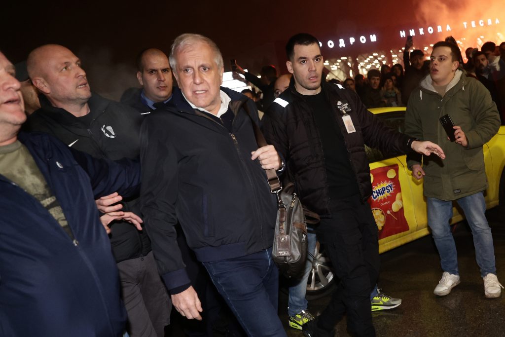 ŽELJKO SAMO PROŠAO KROZ GROBARE: Bez reči na aerodromu!