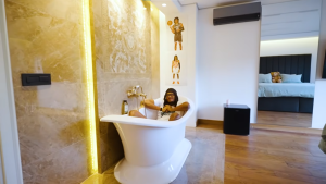 KADA U SPAVAĆOJ SOBI, ŠEST KUPATILA I DESETINE SVOJIH SLIKA: Čima Moneke otvorio vrata svog beogradskog doma za fanove!