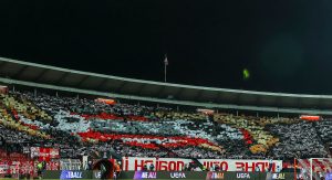 OSVETA SE SLUŽI HLADNA: Delije se ne šale – na severnoj tribini zastava Marseja osvanula naopako, protivniku poslali jasnu poruku! (VIDEO)