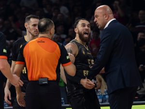 MAJK DŽEJMS IZBACIO NAVIJAČA IZ ARENE: Evo šta se desilo!