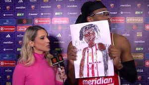 POHVALIO SE U LAJV PRENOSU: Moneke davao izjavu, a onda pokazao crtež koji je dobio od navijača!