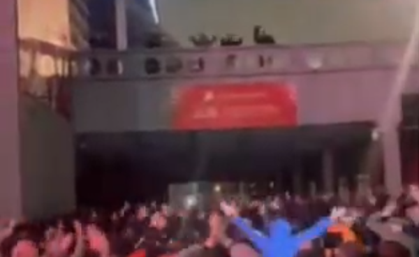 HAOS ISPRED ARENE: Navijači Partizana lupali na vrata i prozore, čekaju prisutne da izađu iz objekta!