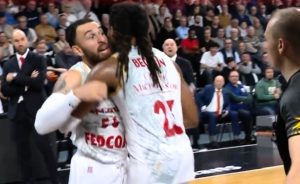 OPTUŽIO IH ZA VARANJE: Majk Džejms nasrnuo na sudiju, saigrači ga odvajali!