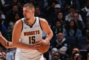 JOKIĆ UDAREN U ZUBE PRED SUDIJOM KOJI JE SVE TO IZIGNORISAO: Nikola ostao da leži na parketu nakon toga! (VIDEO)