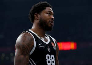 PALE TEŠKE REČI: Navijač provocirao Tajrika, prisutni sprečili veći sukob!