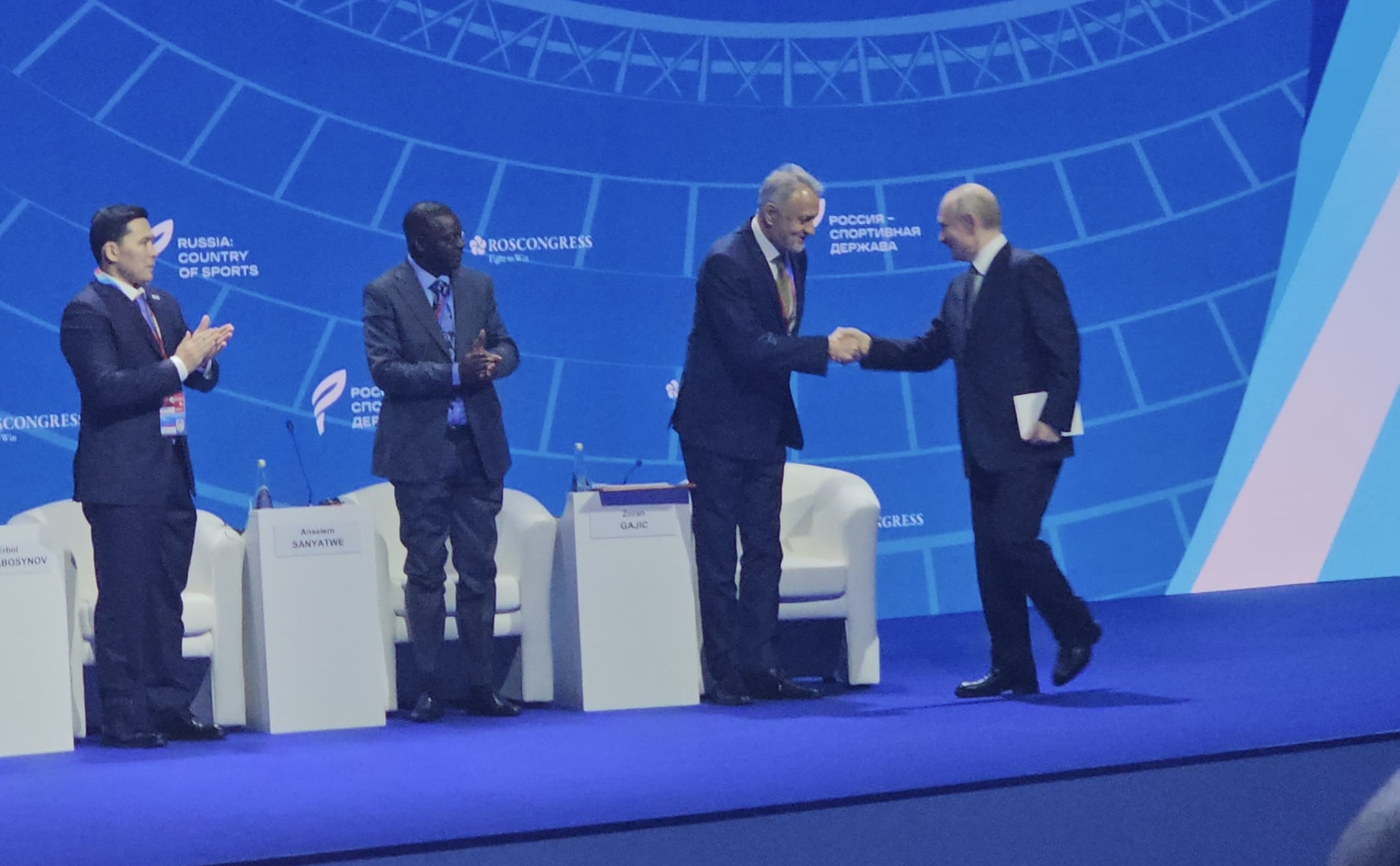 KAKVA ČAST: Ministar sporta Srbije prvi do Putina na najvećem sportskom forumu u Rusiji!