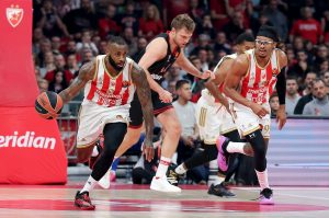 (POLUVREME) NAPETA BORBA CRVENO-BELE BRAĆE: Zvezda sa minimalnim zaostatkom otišla na odmor!