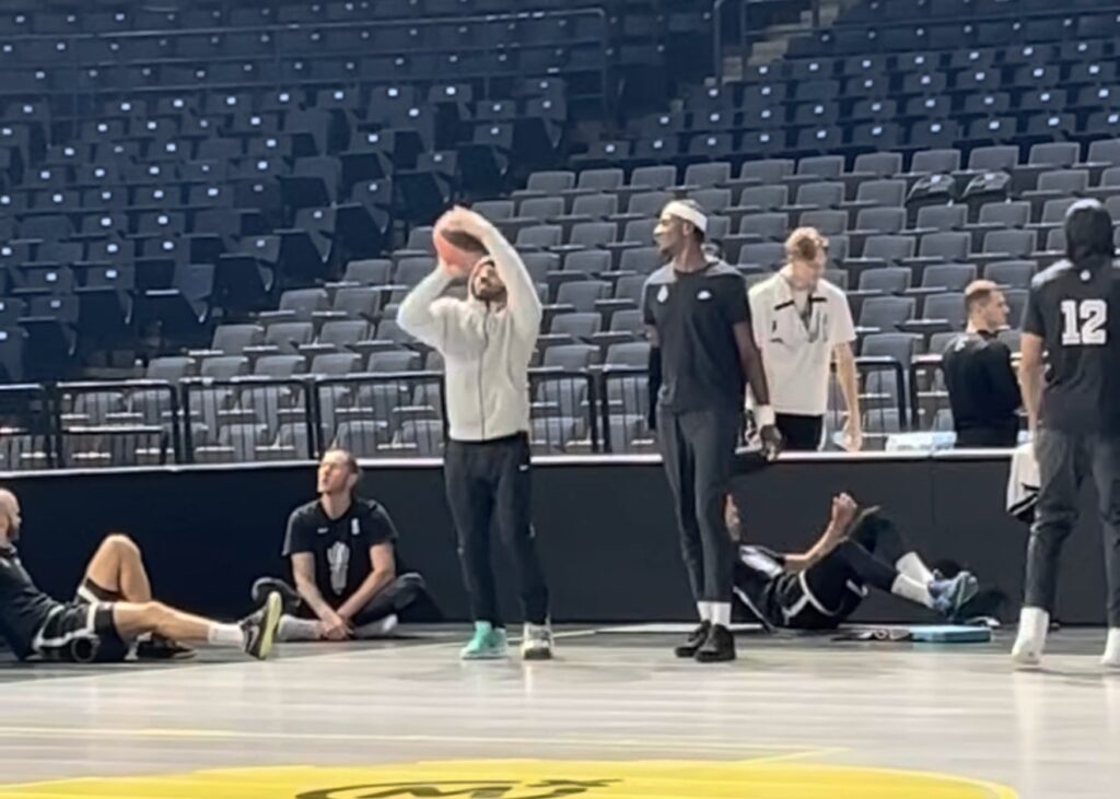 SCENA KOJA RADUJE: Karlik Džons na šuterskom treningu uoči derbija!