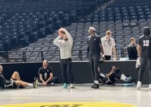 SCENA KOJA RADUJE: Karlik Džons na šuterskom treningu uoči derbija!