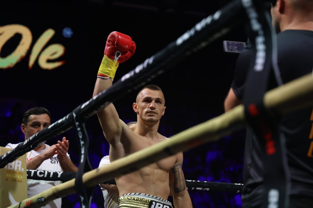 SRBIJA IMA NOVOG KRALJA BOKSA: Memić savladao Nikolića u srpskom klasiku!