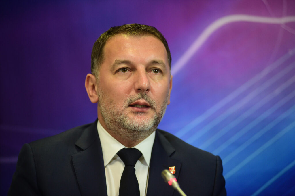 JEDAN SE OSEĆA KAO PRIPADNIK DRUGOG NARODA, DRUGI NE MOŽE DA IGRA ZBOG UVREDA: Radujko otkrio da odnos prema dresu reguliše status reprezentativca!