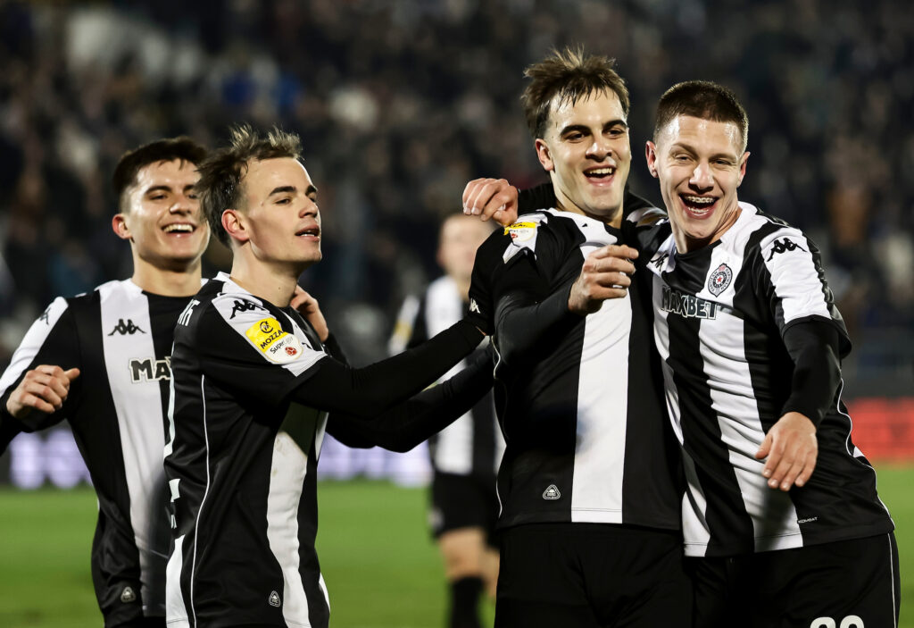 KAKVA SLIKA: Velika nada Partizana na plaži u društvu legende svetskog fudbala! (FOTO)