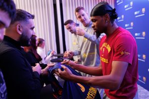 UOČI EVROLIGAŠKOG DERBIJA: EKSKLUZIVNO DRUŽENJE LJUBITELJA KOŠARKE U BEOGRADU SA PRVOTIMCIMA BARSELONE