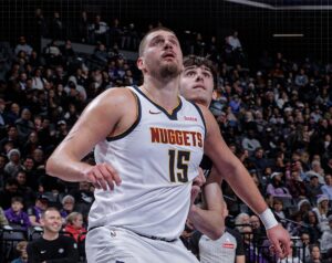 “POKAŽI MI OŽILJKE!”: Legendarni srpski košarkaš stigao da gleda Jokića – jedan detalj posebno privukao pažnju! (VIDEO)