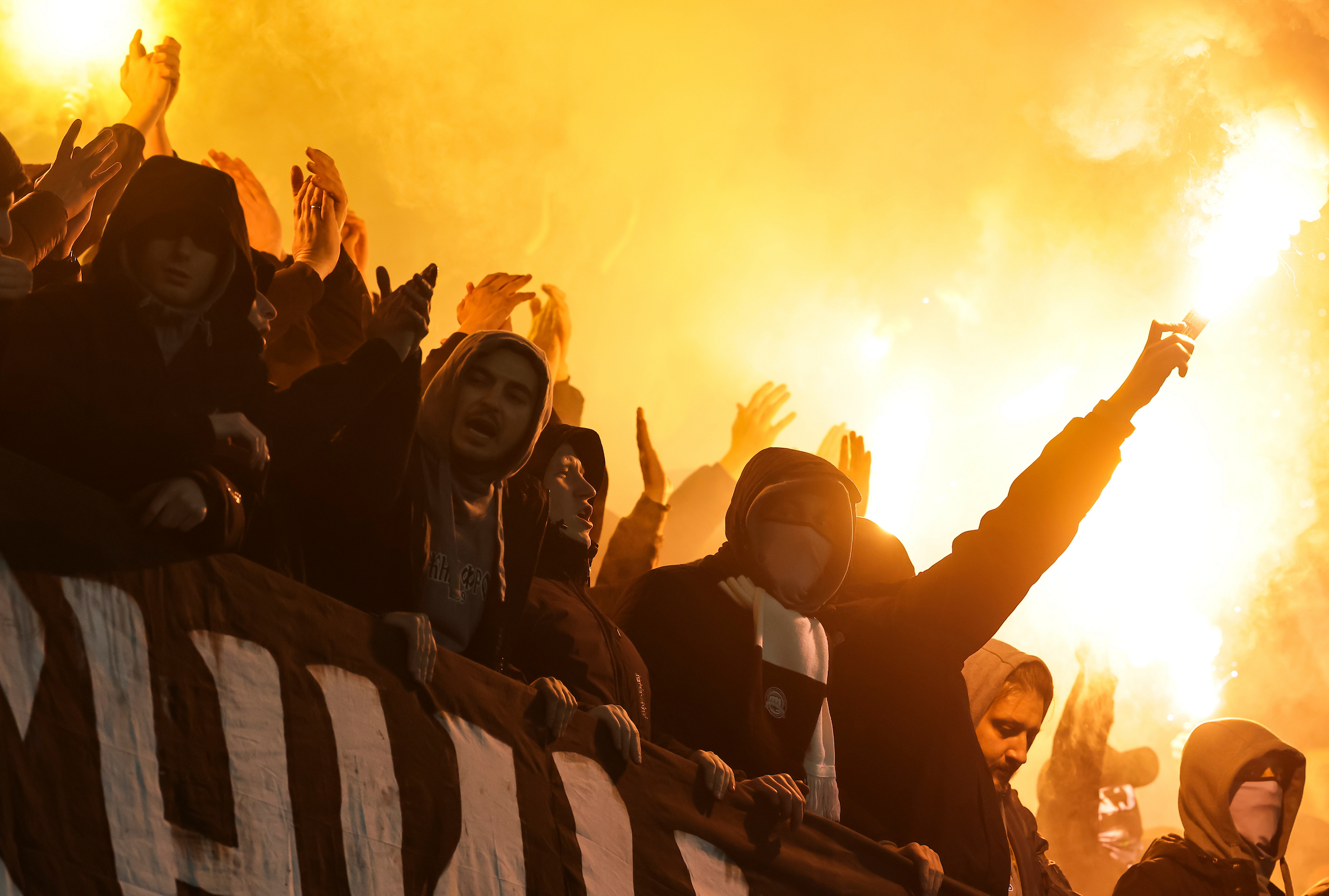 (TVITOVI) DONEO JESENJU TITULU PARTIZANU, ALI NAVIJAČI GA NE ŽELE: „Stojaković nije za ovaj tim, ne zna šta radi!“