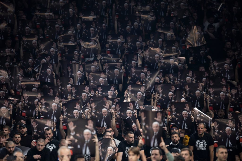 OSTOJA POSEBNO NA UDARU: Navijači besni na igrače Partizana, zvižduci i kletve odzvanjaju Arenom!