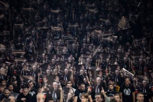 OSTOJA POSEBNO NA UDARU: Navijači besni na igrače Partizana, zvižduci i kletve odzvanjaju Arenom!