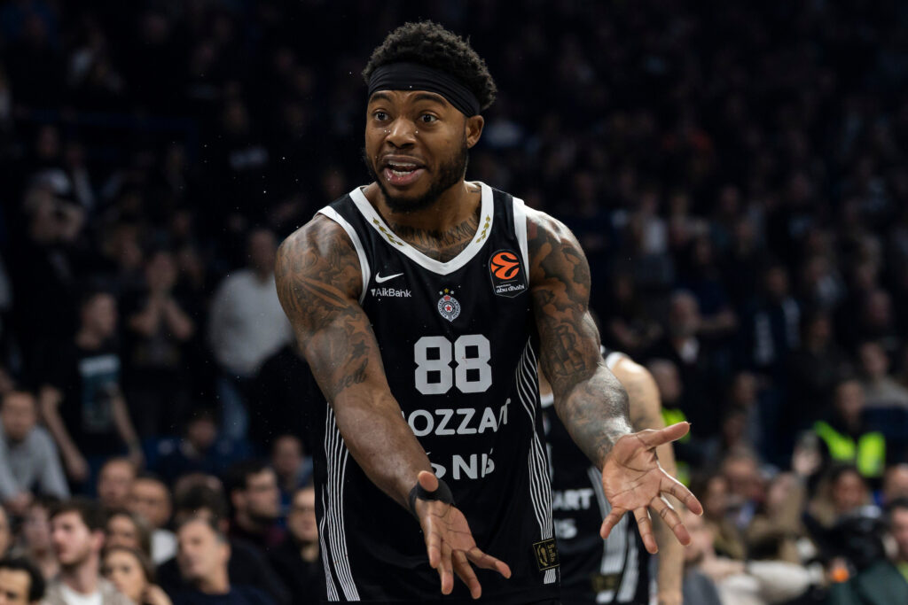 ŠOK U HUMSKOJ – TAJRIK DŽONS PRELAZI U REDOVE CRVENO-BELIH? Nakon sukoba sa navijačima, sve bliži da promeni boje kluba!