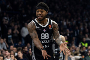 ŠOK U HUMSKOJ – TAJRIK DŽONS PRELAZI U REDOVE CRVENO-BELIH? Nakon sukoba sa navijačima, sve bliži da promeni boje kluba!