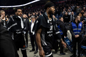 UMALO VELIKI INCIDENT NA TRIBINAMA: Tajrik preskočio ogradu, hteo da se sukobi sa navijačima!