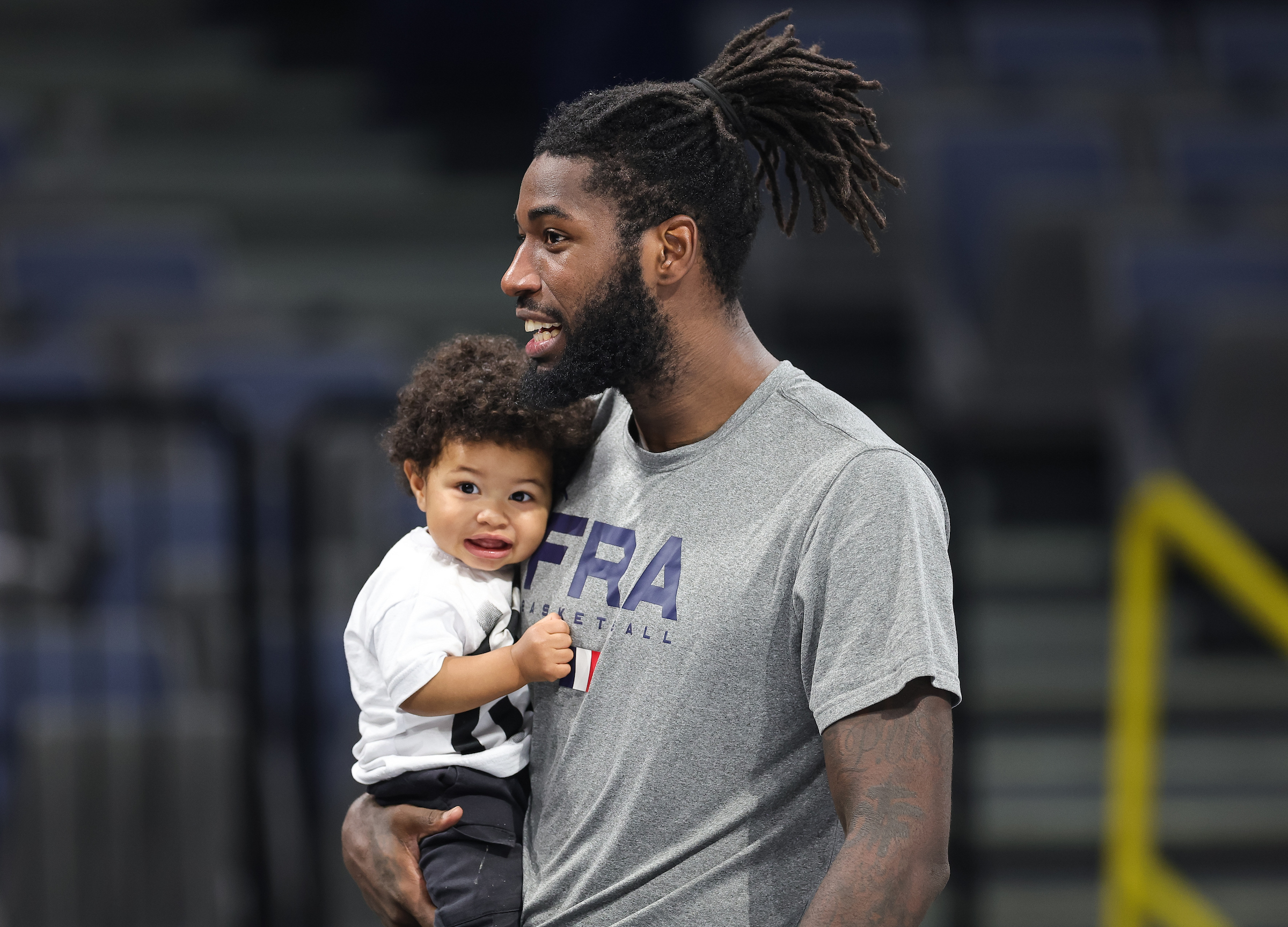 GROBARI DO KOSKE GDE GOD TATA DA IGRA: Lesorova deca i supruga bodre Partizan u Areni u derbiju!