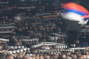 KOŠARKAŠI ZASUTI PREDMETIMA POSLE PORAZA: Nezadovoljni Grobari gađali „ljubimce“, Vašington morao da hvata stvari da se odbrani!