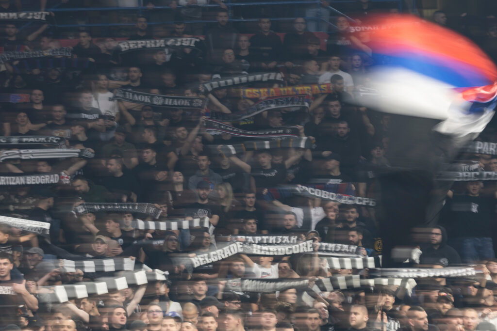 (TVITOVI) TRAŽI SE OSTOJINA OSTAVKA: Grobari besni kao nikad, Delije dolivaju ulje na vatru!