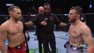 BIZARNO: UFC borac sam sebi skidao konce! (VIDEO)