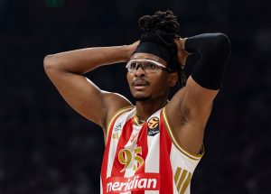 NBA SEKVENCA U ARENI: Prvo promašen čist zicer, a onda najčudniji koš koji ćete videti!