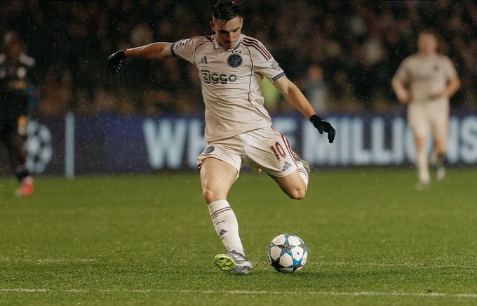 ŽUTA PODMORNICA POTOPLJENA NA SVOM TERENU: Novi poraz Viljareala, Ajaks konačno slavio!