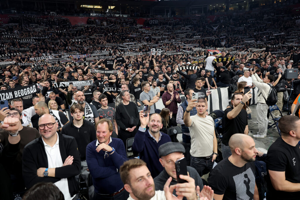 TREJSI ZAPALILA „GROBARE“: Žena Matijasa Lesora sve oduševila jedinstvenim kaputom!