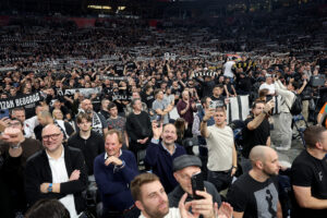 TREJSI ZAPALILA „GROBARE“: Žena Matijasa Lesora sve oduševila jedinstvenim kaputom!