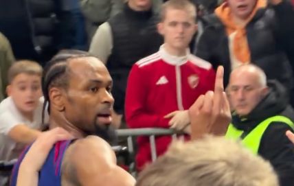 ZAR SE OVAKO PONAŠA PROFESIONALNI SPORTISTA? Sraman potez Pantera, srednji prst za navijače!