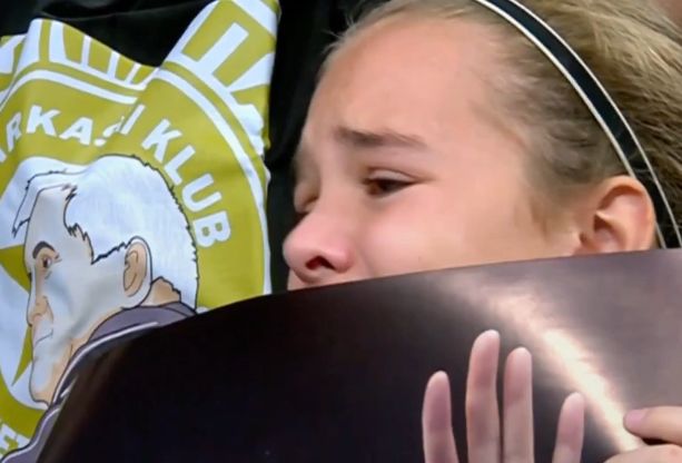 VIŠE OD EMOCIJE: Željkova devojčica u suzama prati Partizan, dok mu cela Arena skandira!