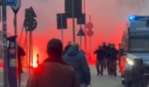 PRAVI RAT NA ULICAMA ITALIJE: Sukobili se navijači Intera i Đenove, zapaljeni automobil i motocikl!