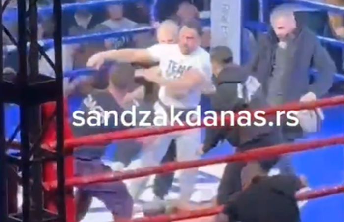 SPORTSKA BORBA PRERASLA U MASOVNU TUČU: Publika u Novom Pazaru uletela u ring da se obračuna sa bokserom!