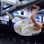 UMALO ODVALIO KOŠ: Monstruzno zakucavanje Srbina tokom koledž utakmice, reakcija saigrača sve govori!