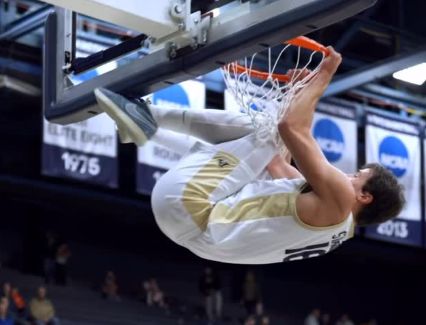 UMALO ODVALIO KOŠ: Monstruzno zakucavanje Srbina tokom koledž utakmice, reakcija saigrača sve govori!