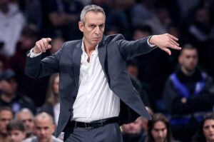 IGRAČI SPREČILI SMENU TRENERA, SADA SERIJSKI POBEĐUJU: Preporod Makabija u Evroligi za neverovatan niz!