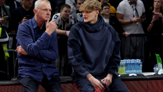 PASPALJ VREĐAN I PRE UTAKMICE, A NAKON MEČA JE TEK USLEDIO HAOS: Navijači se skupili kod tunela, legenda brutalno isprozivana!