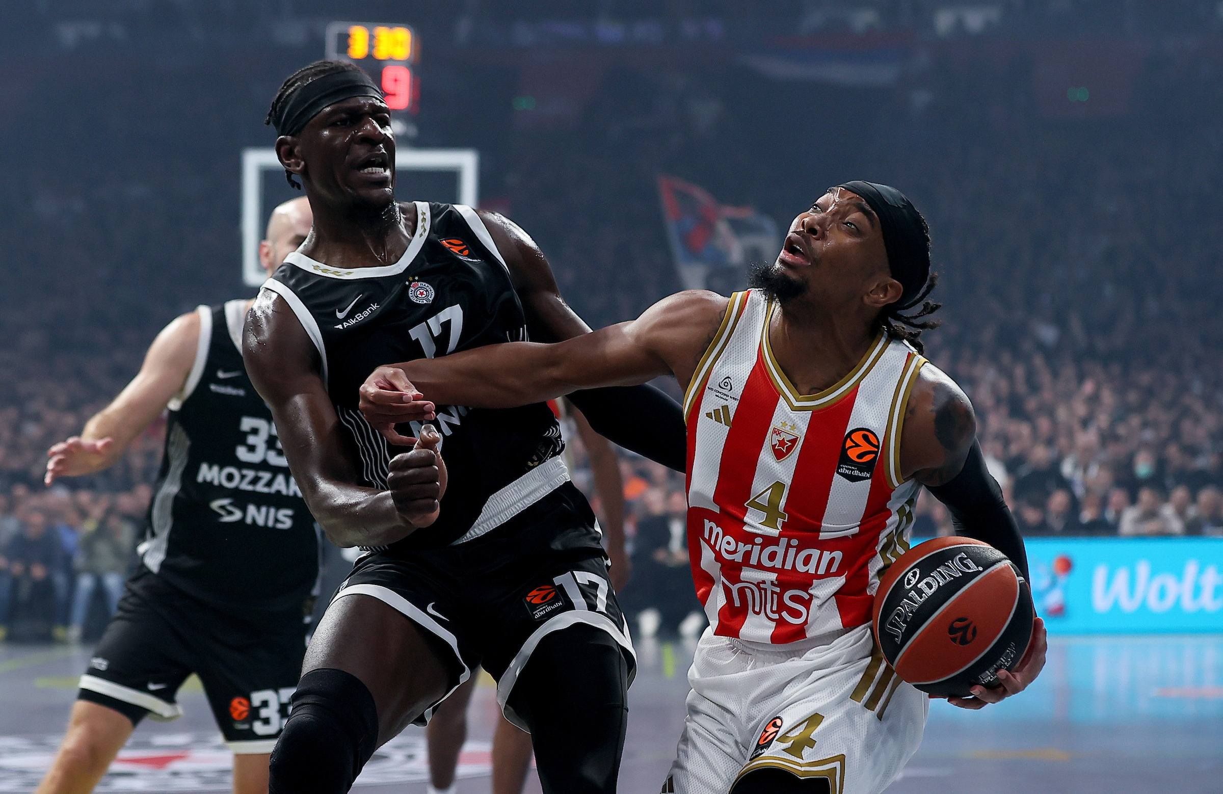 (POLUVREME) CRVENA ZVEZDA VODI U ARENI, STRANCI VODE GLAVNU REČ: Partizan mora da radi za preokret!