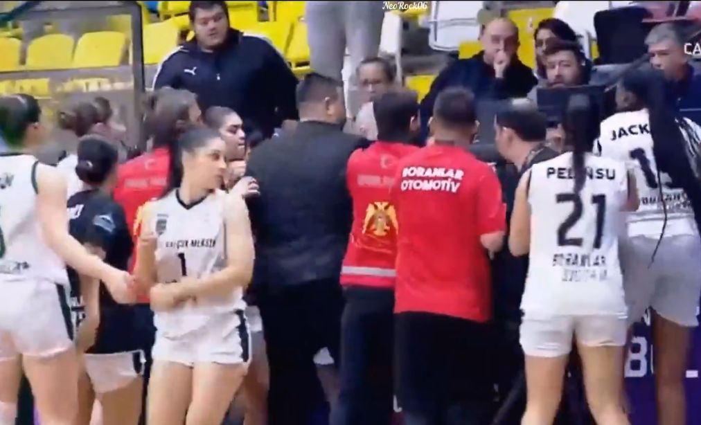 SPORTSKI TERENI NISU ZA OVAKVO NASILJE: Sevale pesnice među košarkašicama i stručni štab se uključio u tuču!