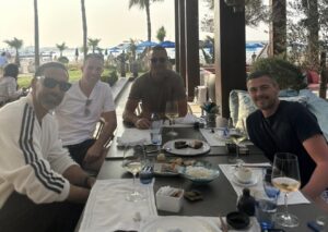 KAKVO DRUŠTVO ZA JEDNOG OD GLAVNIH LJUDI PARTIZANA: Legende svetskog fudbala na ručku sa Dankom Lazovićem!