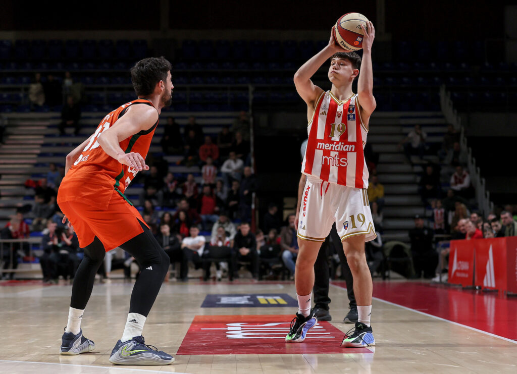 PREUZEO ŠTAFETU OD TOPIĆA: Ovaj momak je i zvanično najmlađi debitant u istoriji Crvene zvezde!