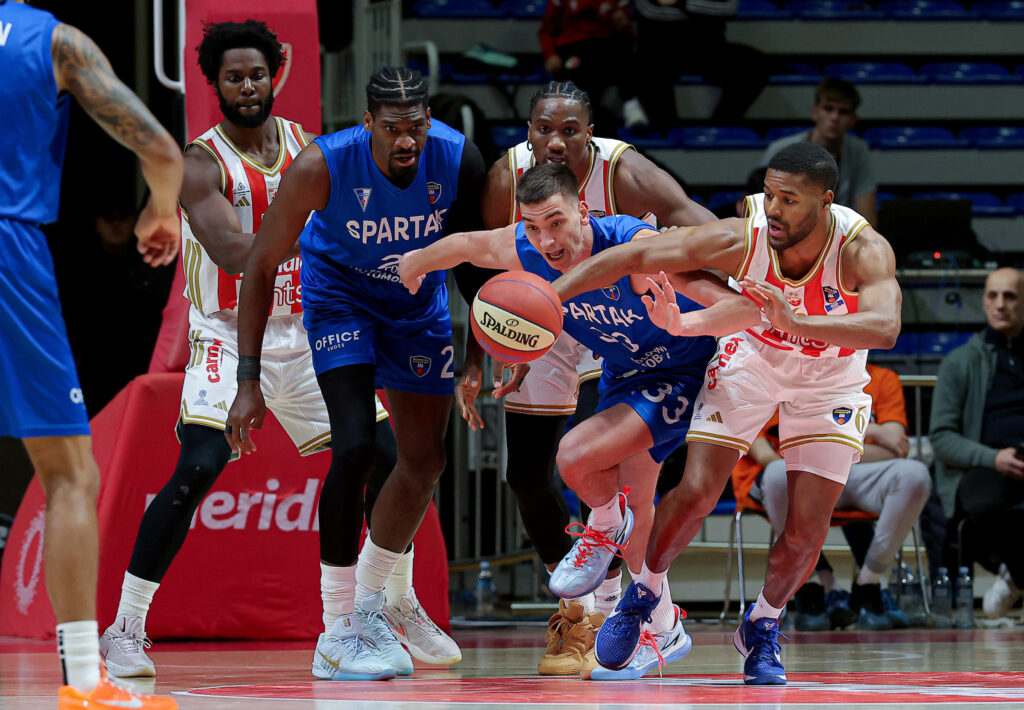 (POLUVREME) ZVEZDA SE PROBUDILA PRED KRAJ POLUVREMENA: Spartak sjajan tokom cele utakmice – trojkom Batlera crveno-beli vode!