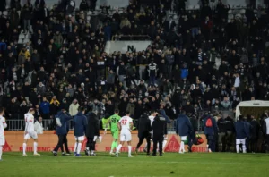 POTPUNI HAOS U HUMSKOJ: Grobari krenuli na sudije, reagovala Žandarmerija!