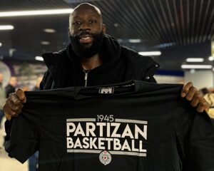 PARTIZAN DOBIO NOVU “ZVER”: Džekiri već na aerodromu pokazao oduševljenje navijačima – „Neverovatni su, imaju veliki uticaj na tim“!