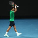 JAČI SI JUČE BRE, NOVAK ĐOKOVIĆ JE TENISKI BOG: Janik Siner dva puta vodio pa pokošen u areni najvećeg svih vremena!